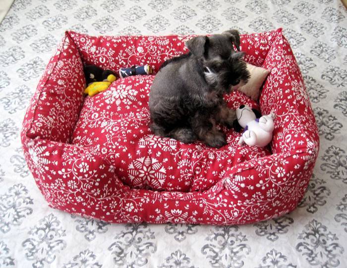 Мастерим удобный лежак для собаки